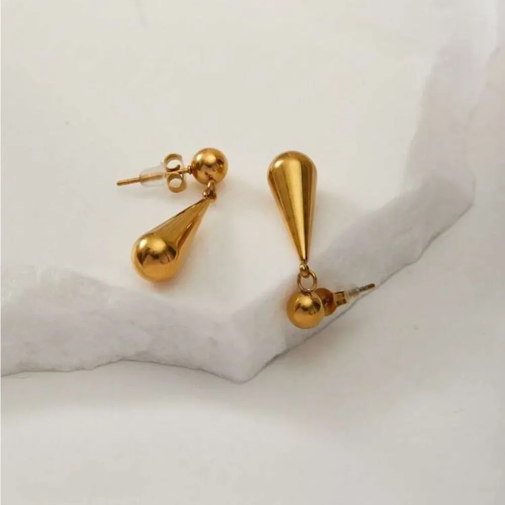 Gold Teardrop Earrings M1540